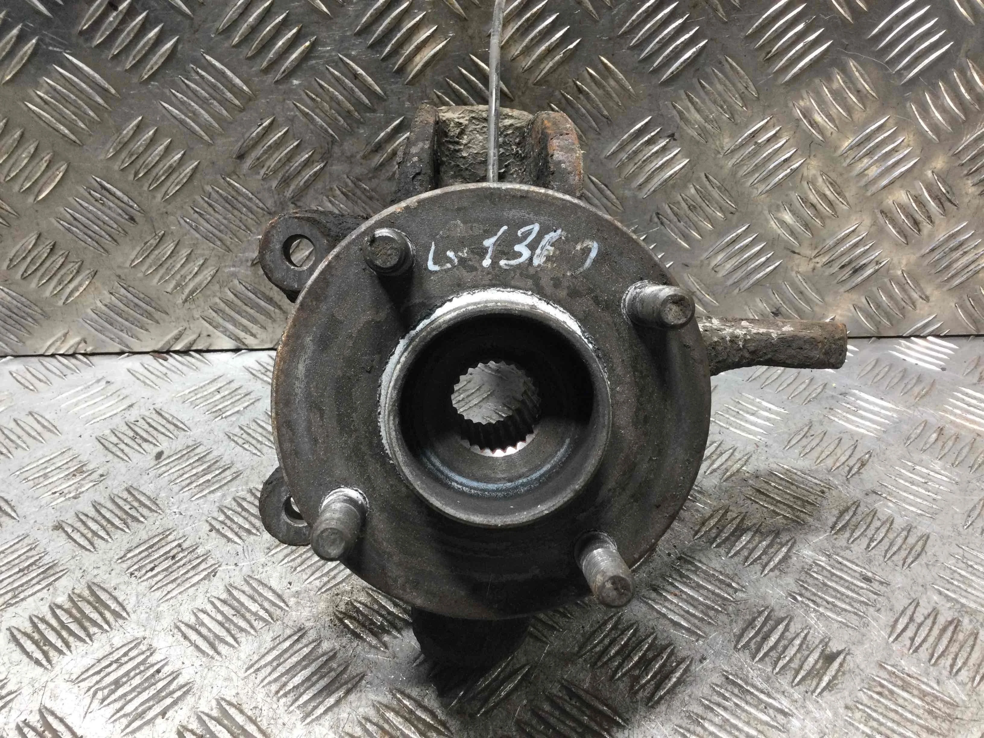 Ступица передняя левая Ford Fiesta 5 поколение (2001-2007) бензин 1.4 i Механика Х/б