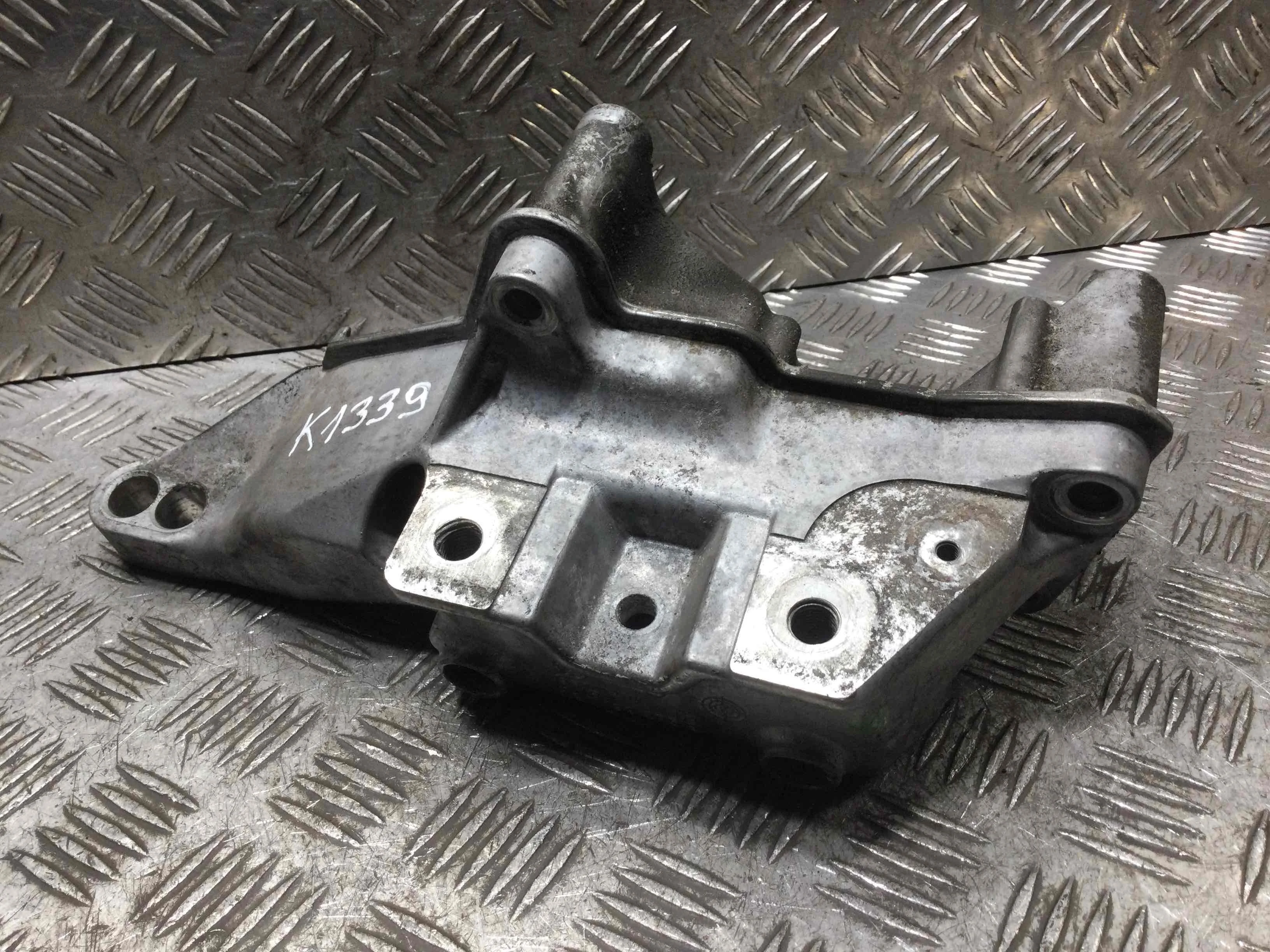 Кронштейн двигателя Audi A4 B7 (2004-2008) бензин 1.8 TFSI Механика Универсал