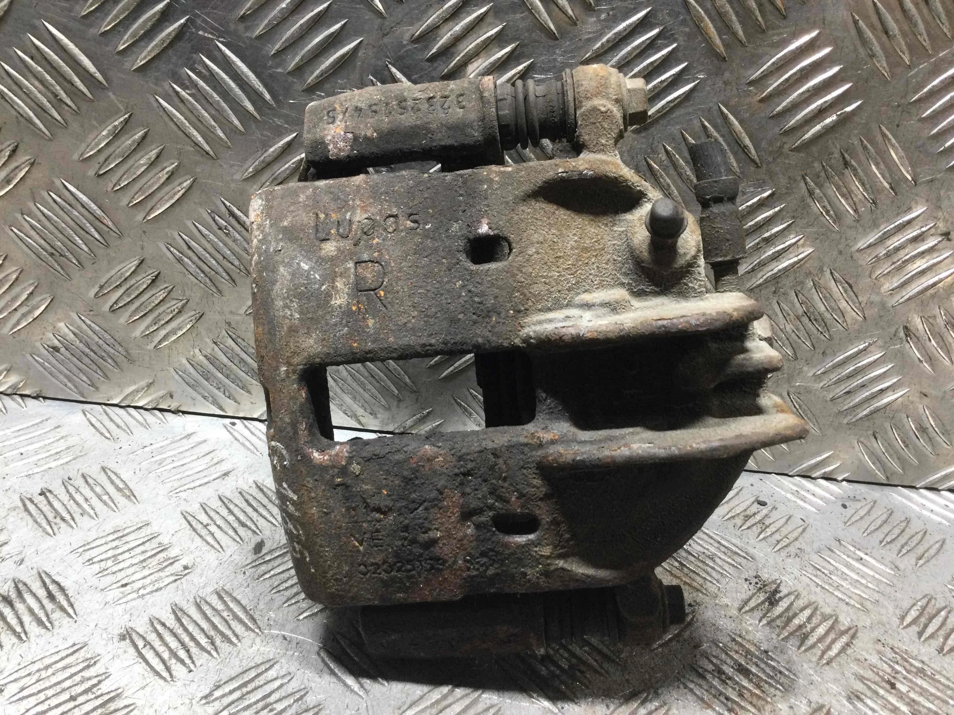 Суппорт передний правый Mitsubishi Space Star 1 поколение [рестайлинг] (2002-2005) бензин 1.3 i Механика Минивэн