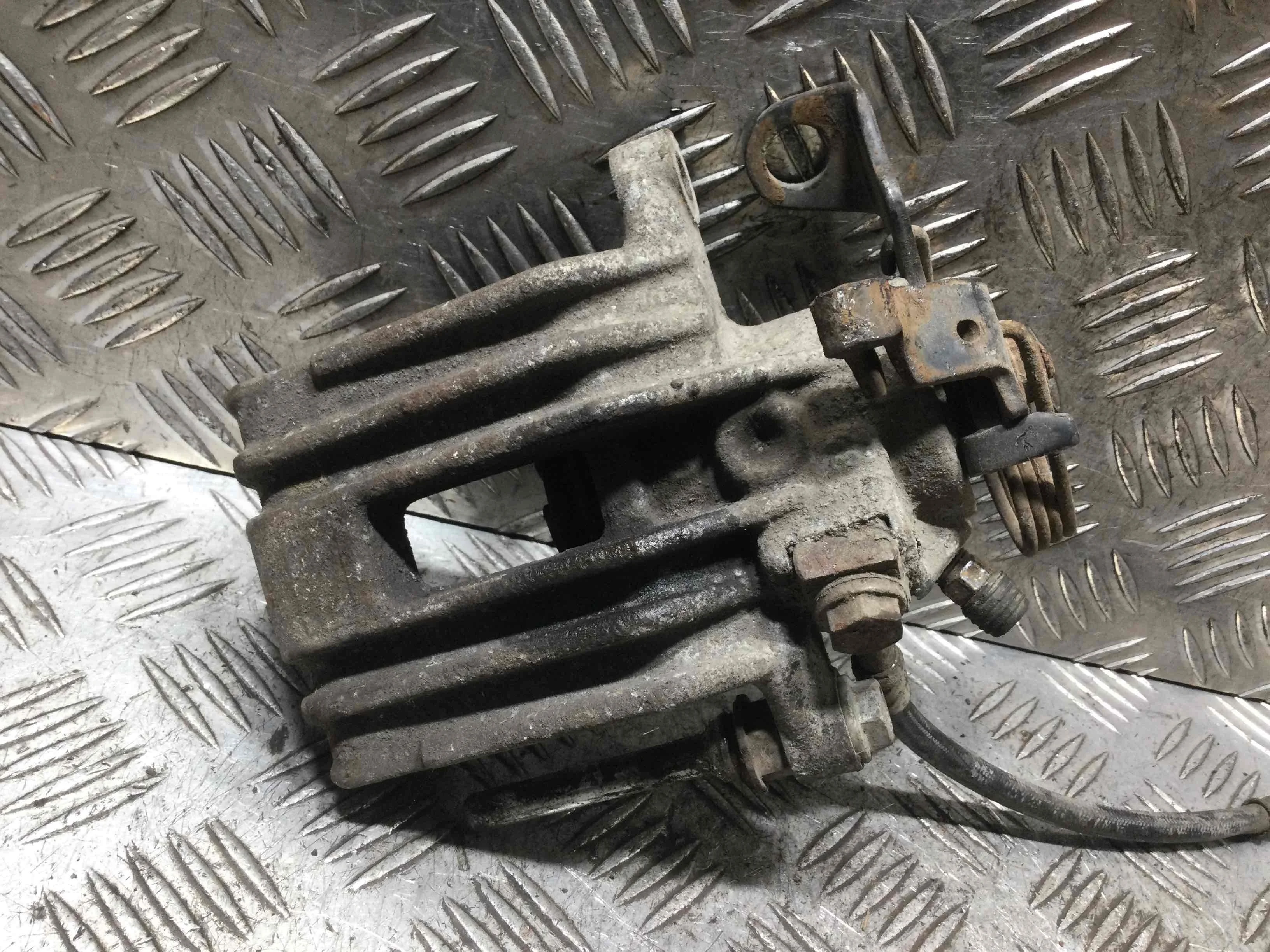 Суппорт задний правый Volkswagen Golf 4 поколение (1997-2004) бензин 1.6 i Механика Х/б