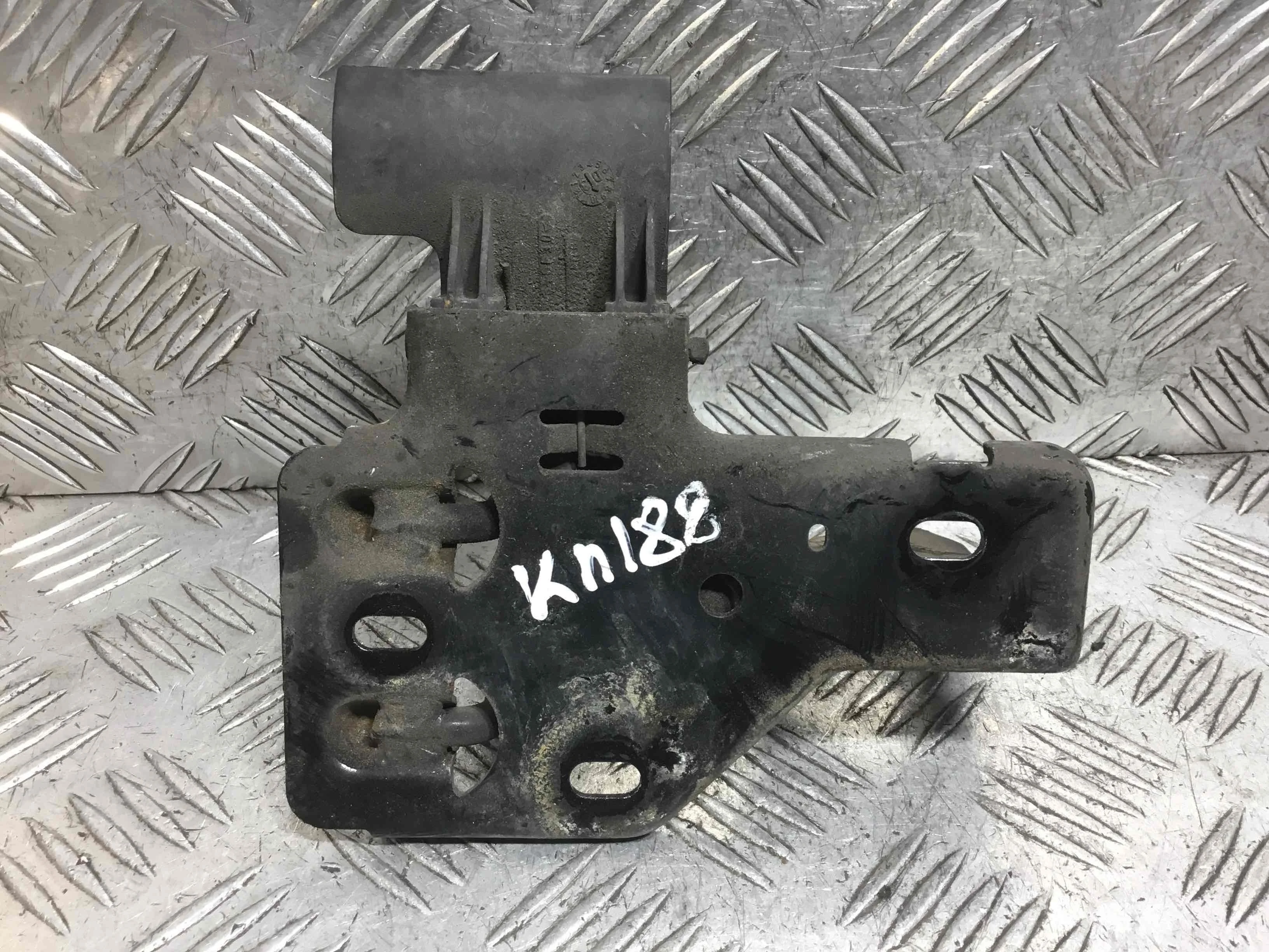 Крюк капота Volkswagen Touareg 1 поколение 2002-2007 дизель 2.5 TDI Автомат