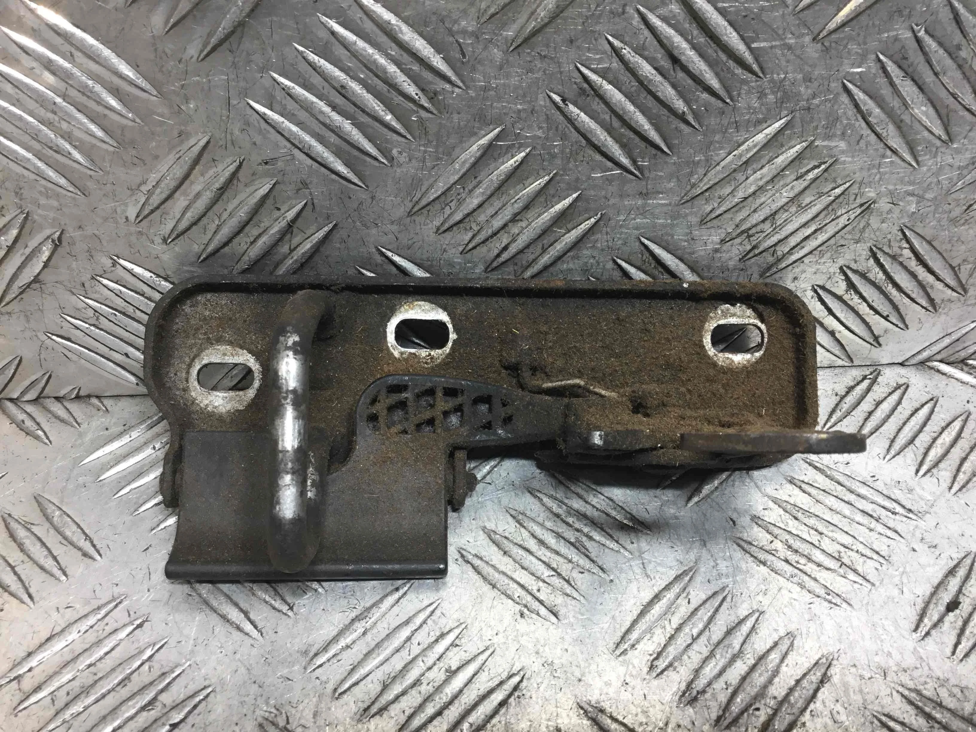 Крюк капота Volkswagen Golf 5 поколение (2004-2009) дизель 1.9 TDI  Х/б