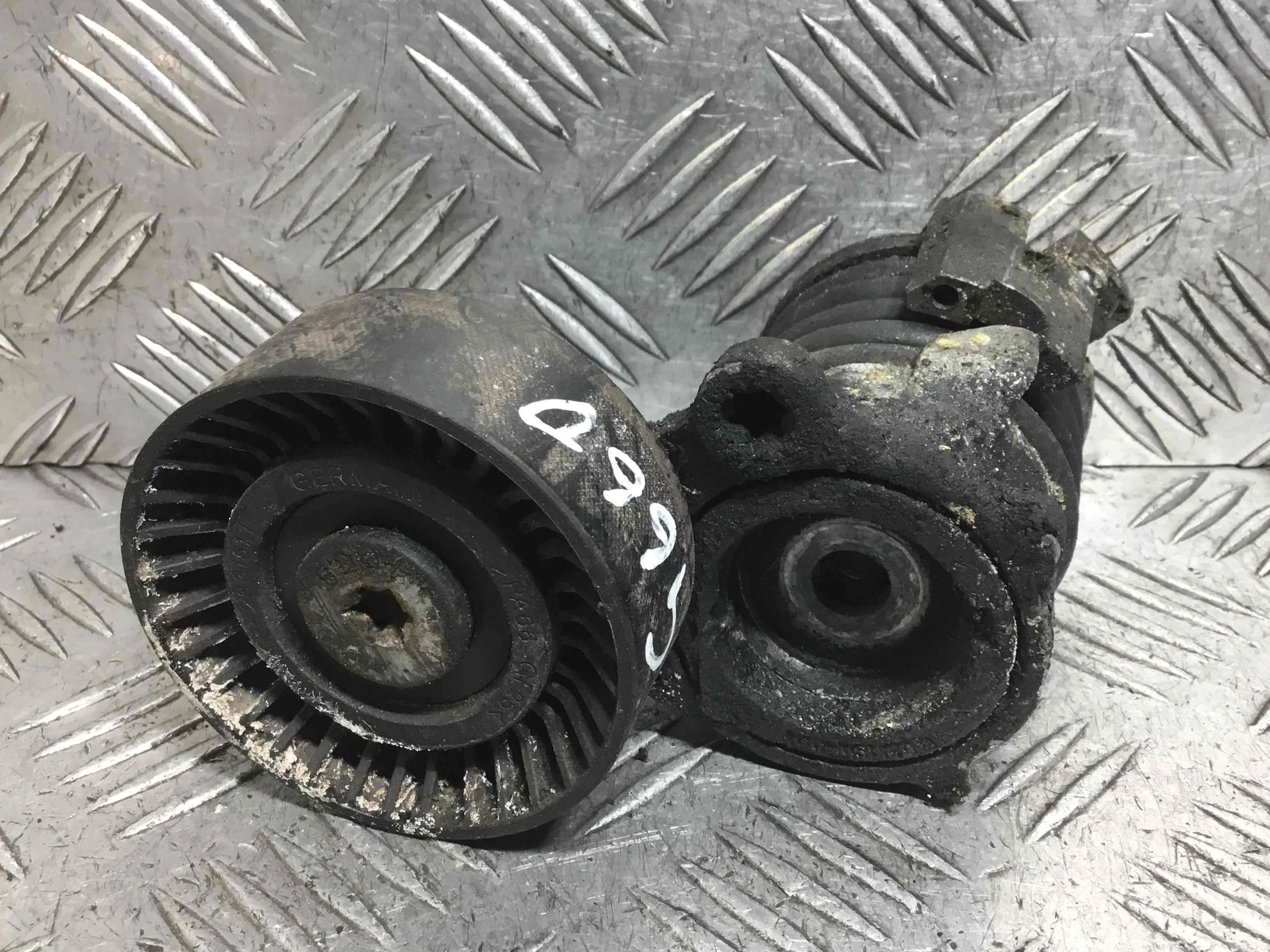 Натяжитель ремня генератора Volkswagen Polo 3 поколение (1994-2001) бензин 1.2 i Механика