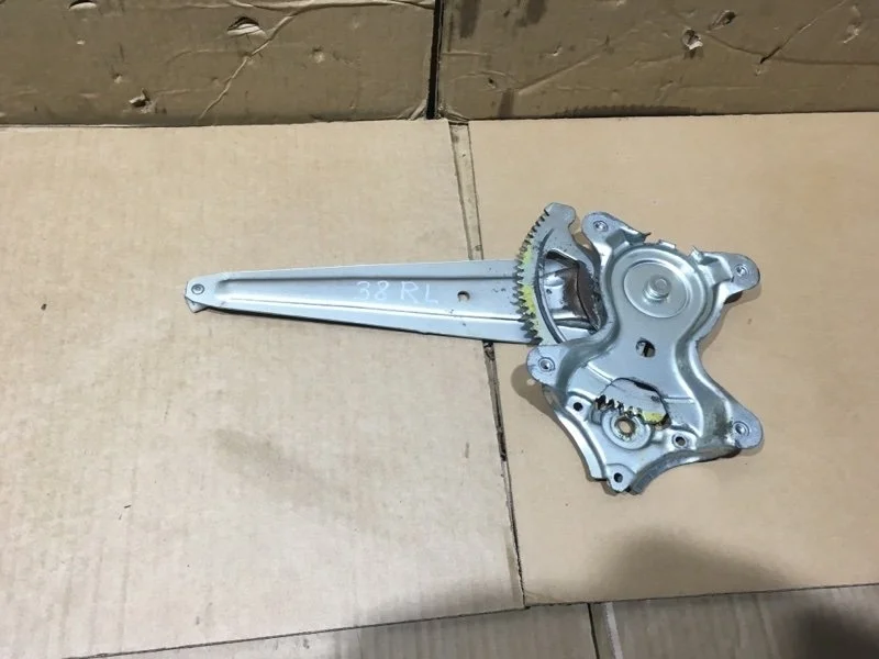 Стеклоподъемник электр. задний левый Toyota Land Cruiser 2011 6980435080 URJ200 1VD-FTV 4.5