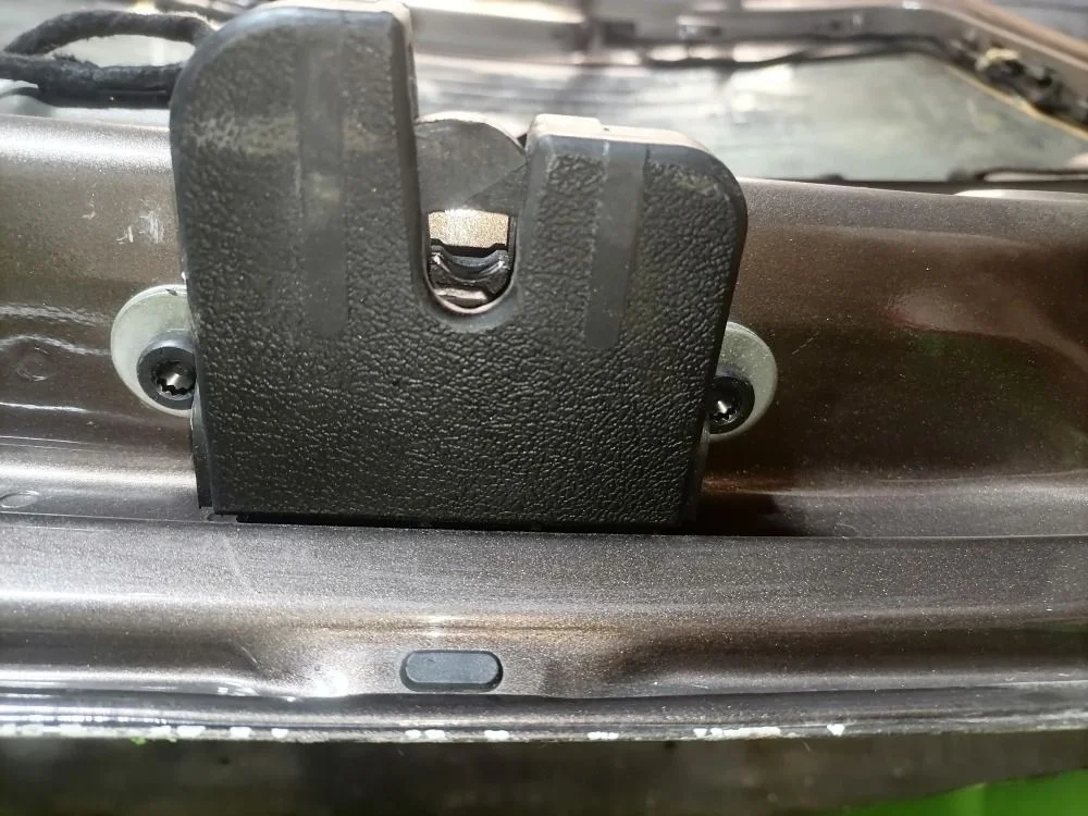 Замок крышки багажника Volkswagen Touran 2012 год