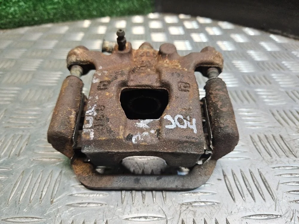 Суппорт задний левый на Nissan Juke