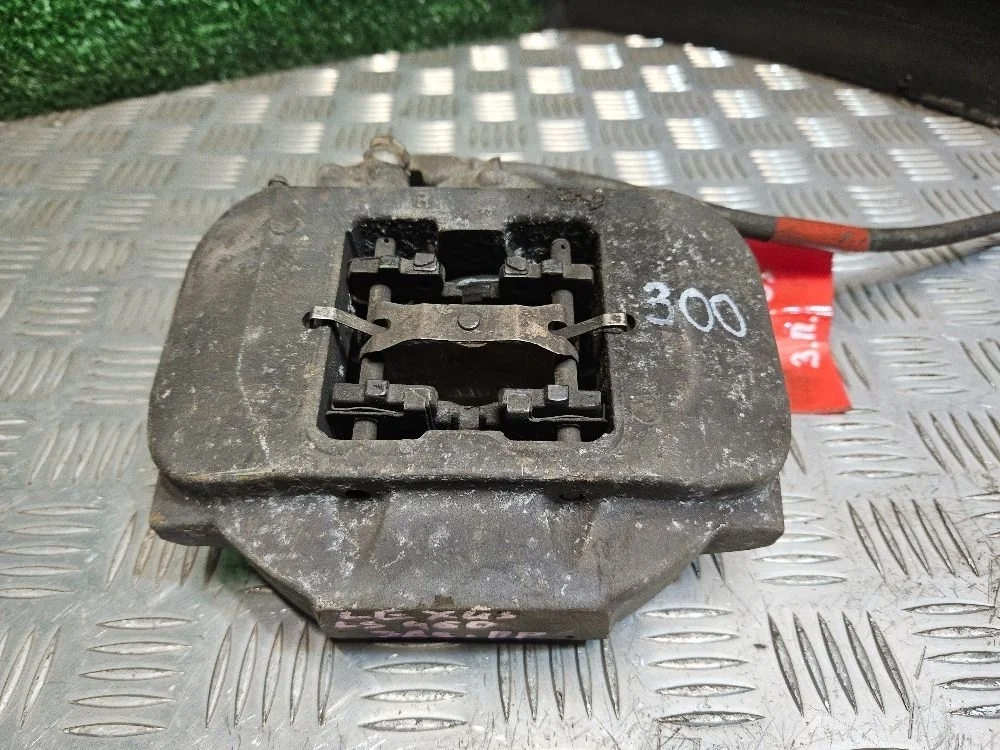 Суппорт тормозной задний правый на LS460