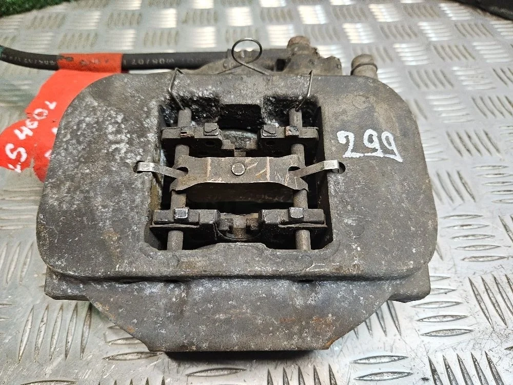 Суппорт тормозной задний левый на LS460