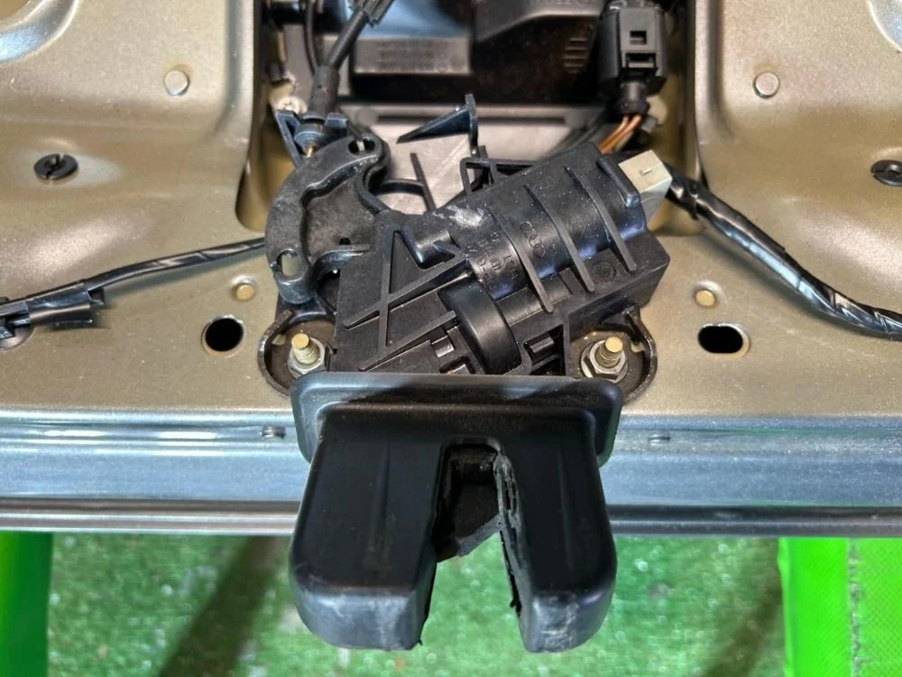 Замок багажника Volkswagen Passat B6. Седан