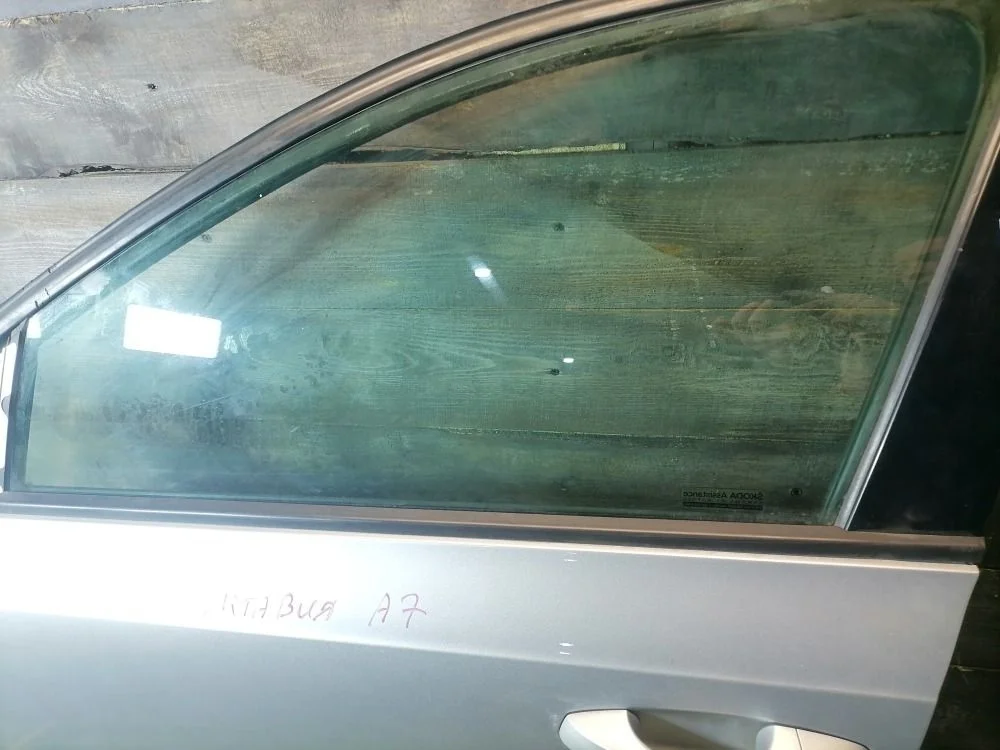 Стекло передней левой двери Skoda Octavia A7