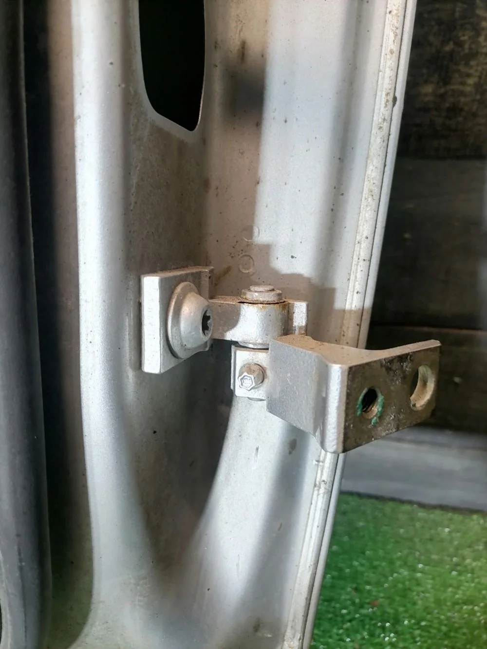 Петля передняя левая нижняя  Skoda Octavia А7