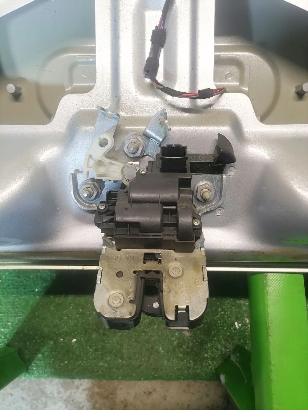 Замок крышки багажника Skoda Octavia  III