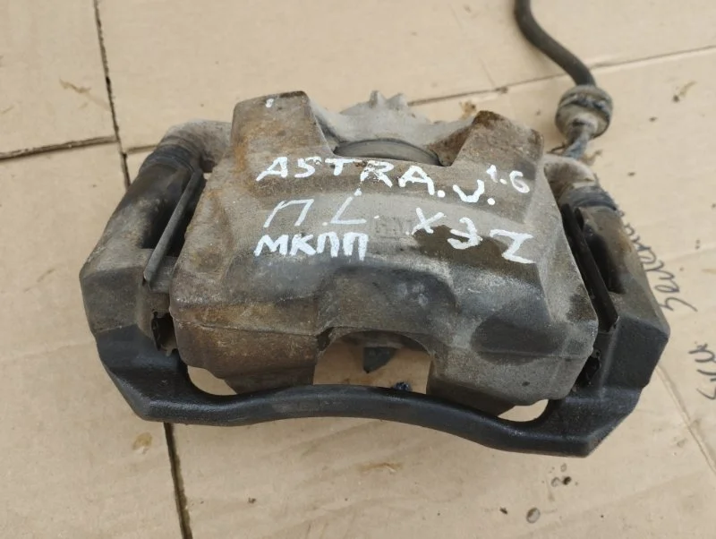 Суппорт передний левый Opel Astra J 2011 13301189 ХЭТЧБЕК A16XER