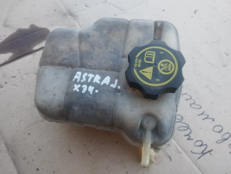 Расширительный бачок Opel Astra J 2011 13256823 ХЭТЧБЕК A16XER