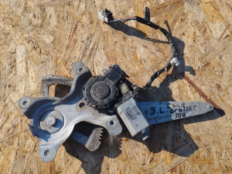 Стеклоподъемник задний левый Toyota Land Cruiser 100 2006 8571060120 УНИВЕРСАЛ 2UZ