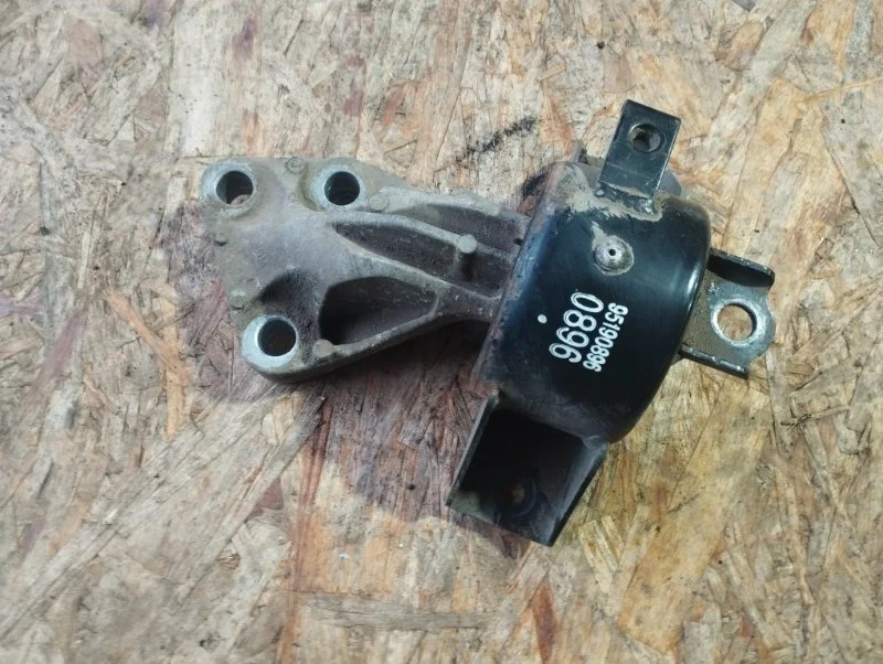 Подушка двигателя левая Chevrolet Aveo T300 2013 95190896 СЕДАН F16D4