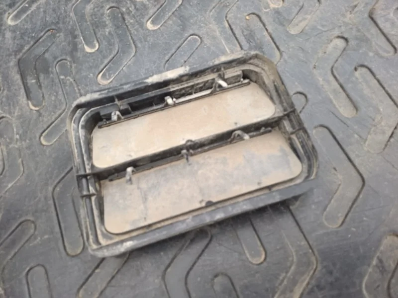 Клапан вентиляции салона правый Лада Vesta Sw 2018 7700838358 УНИВЕРСАЛ 21129