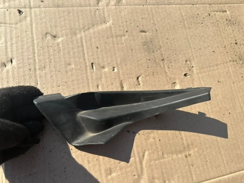 Уголок жабо правый Nissan X-Trail 2014 66894JG000 УНИВЕРСАЛ MR20