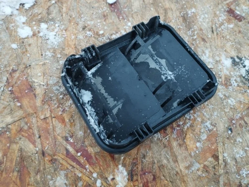 Клапан вентиляции салона правый Лада X-Ray Cross 2020 8200728288 ХЭТЧБЕК H4MD, задний правый