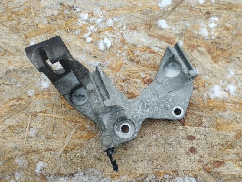 Кронштейн генератора Лада X-Ray Cross 2020 117102094R ХЭТЧБЕК H4MD