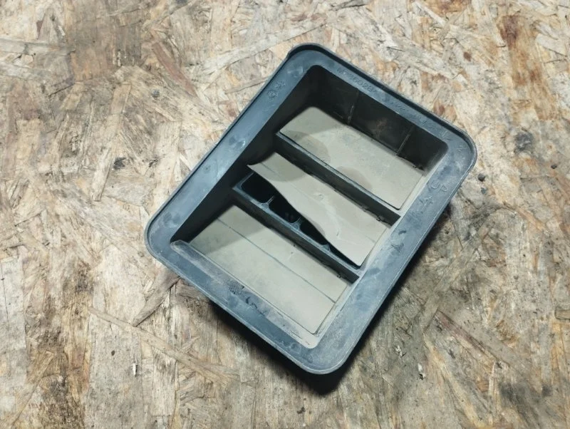 Клапан вентиляции салона правый Mitsubishi Eclipse Cross 2019 MR360284, задний правый