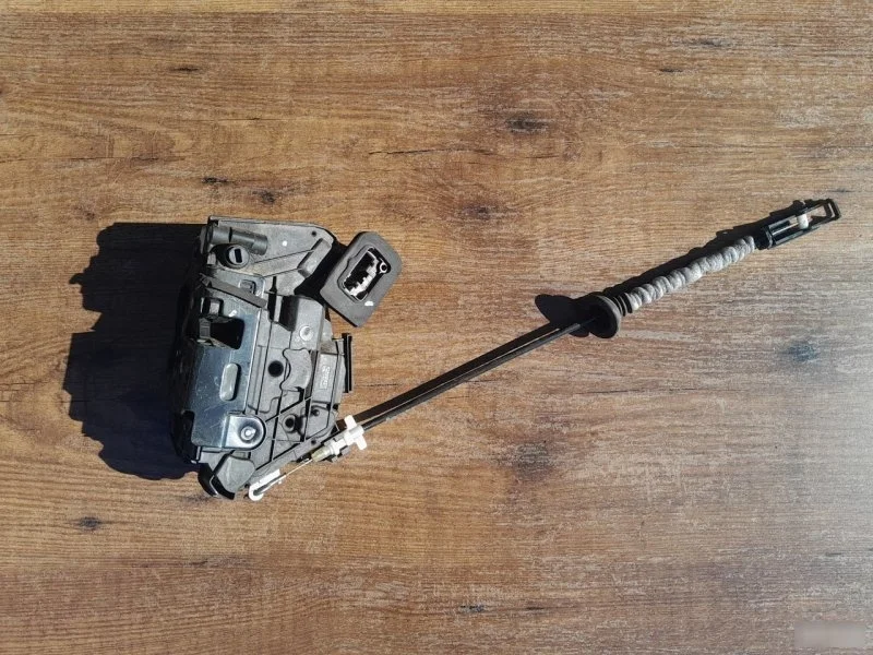 Замок двери Volkswagen Polo 2013 6RF839015 MK5, задний левый