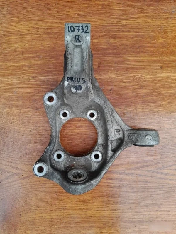 Поворотный кулак Toyota Prius 2011 4320147030 ZVW30L, правый