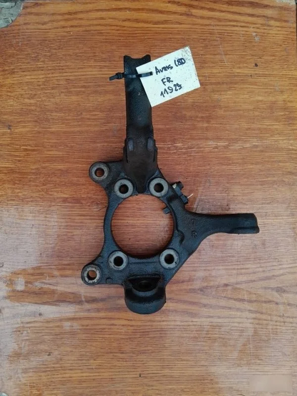 Поворотный кулак Toyota Auris 2015 432110F020 ZRE185, правый