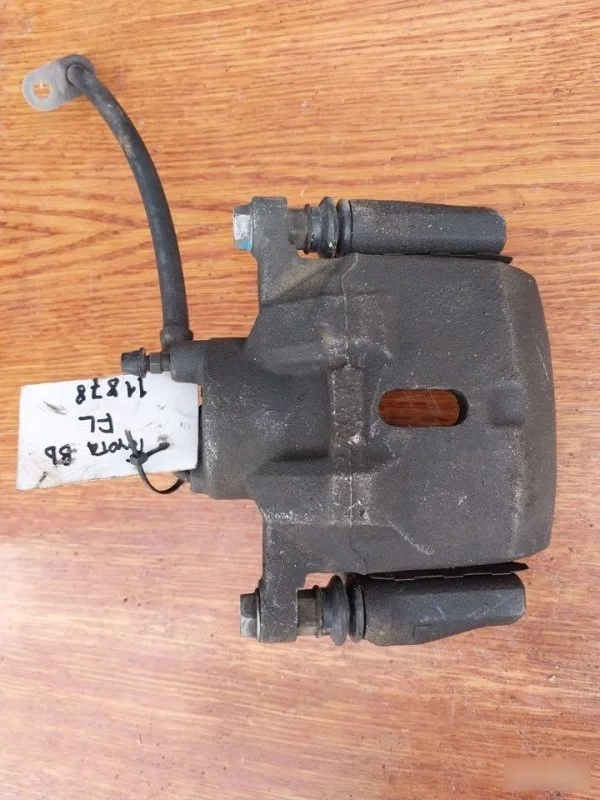 Суппорт Toyota bB 2000-2003 4775052020 NCP34, передний левый