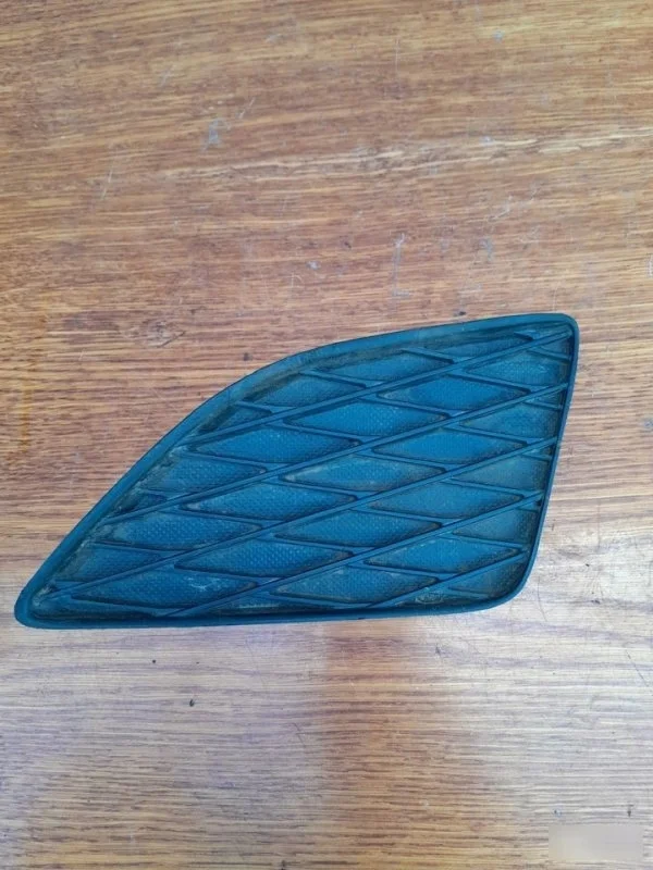 Заглушка бампера Toyota Corolla 2007 8148212060 ZRE151, левая