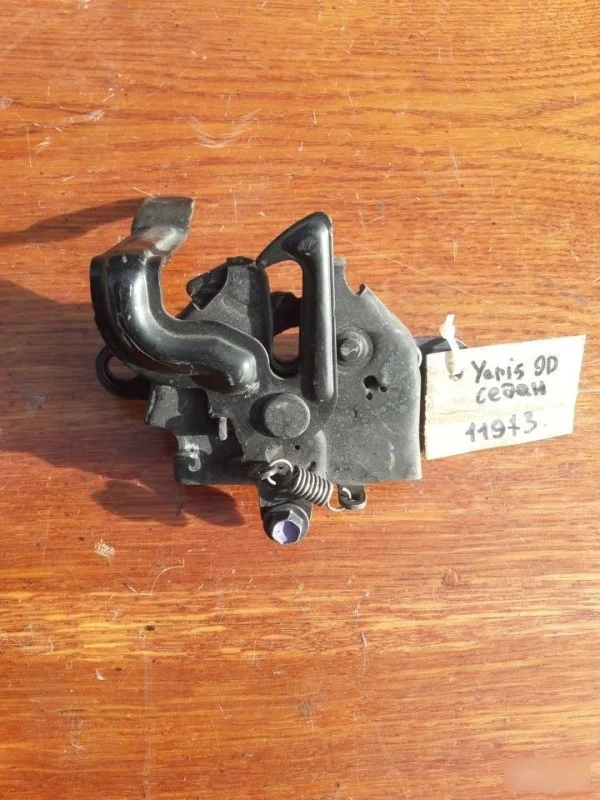 Замок капота Toyota Yaris 2010 535100D120 SCP90 2SZ-FE