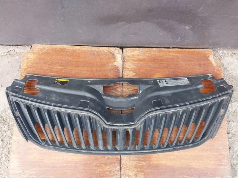 Решетка радиатора Skoda Rapid 2014 5JA853668 NH3