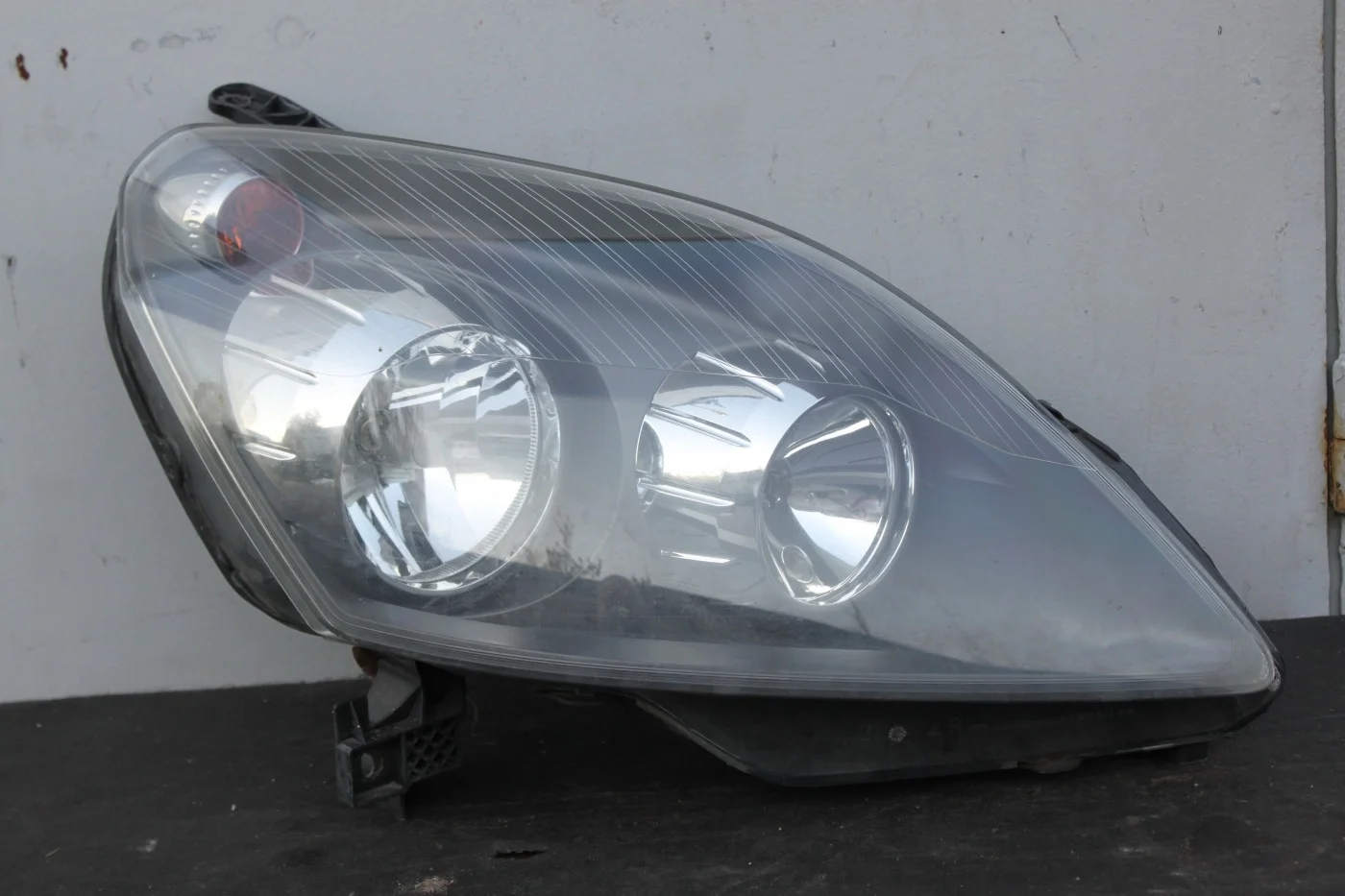 Фара черная (темная) правая Опель Зафира Б