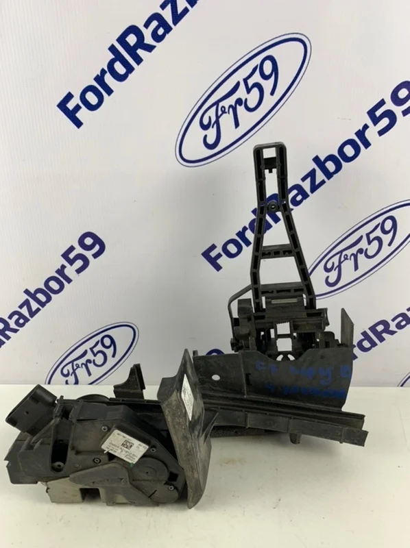 Замок двери Ford Focus 3 2011-2019 2066073 CB8, передний правый