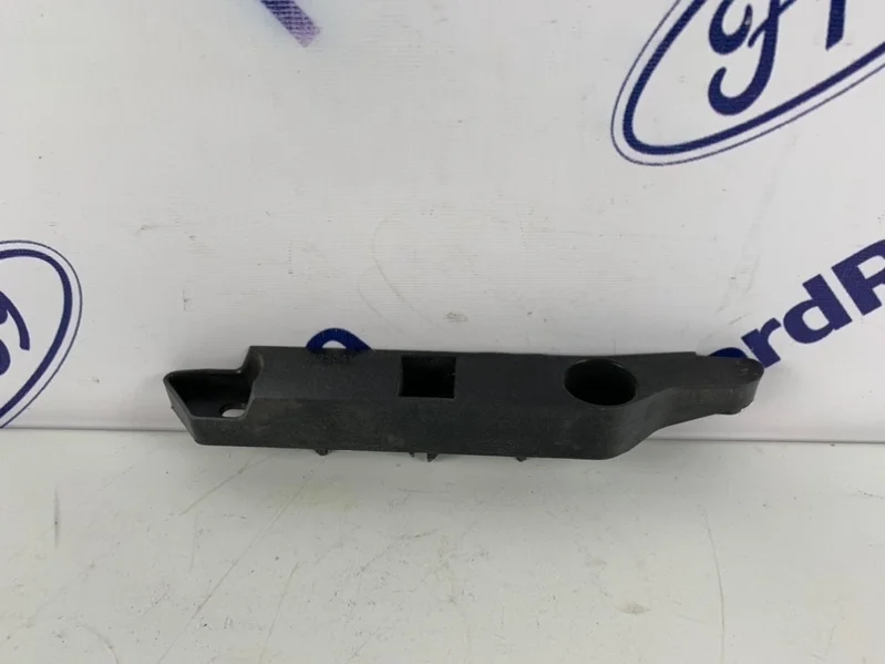 Кронштейн бампера Ford Focus 2 2008-2011 1521605 CB4, передний правый