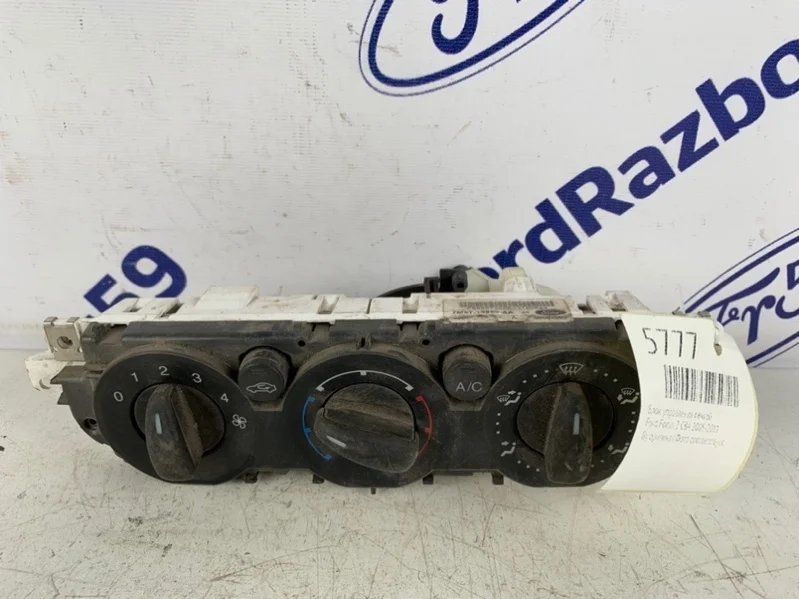Блок управления печкой Ford Focus 2 2005-2011 1374165 CB4