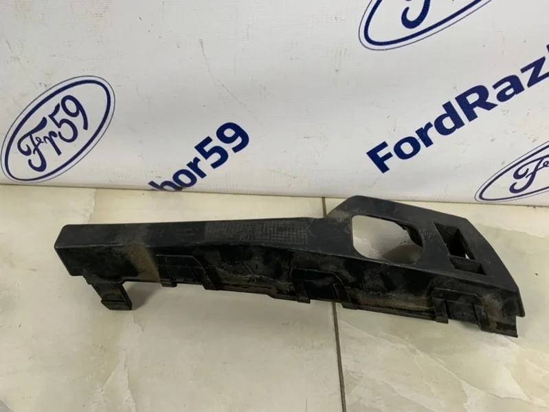 Кронштейн бампера Ford Focus 2 2007 1335698 CB4 1.8 (QQDB), передний правый