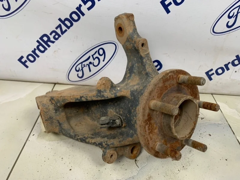 Кулак поворотный Ford Focus 3 2011-2015 1702855 CB8, передний левый