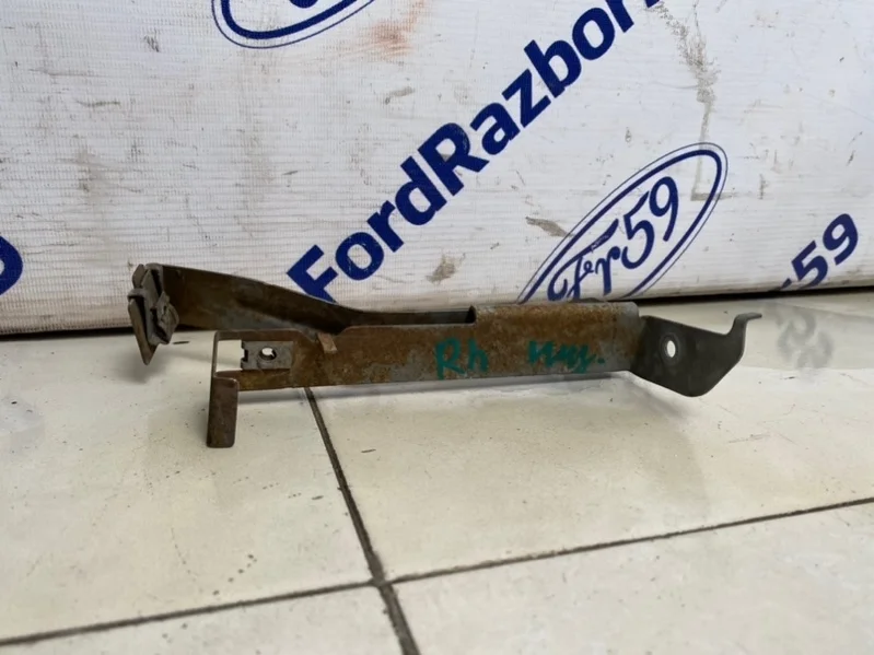 Кронштейн бампера Mercedes-Benz C-Class 2007-2011 A2045241440 W204, передний правый