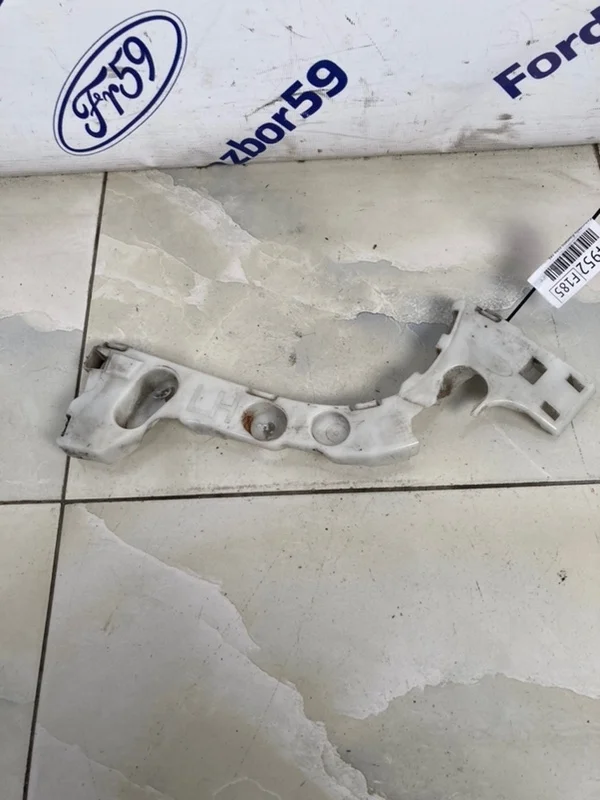 Кронштейн бампера Ford Focus 3 2011 1742939 CB8 1.6 (PNDA), задний левый