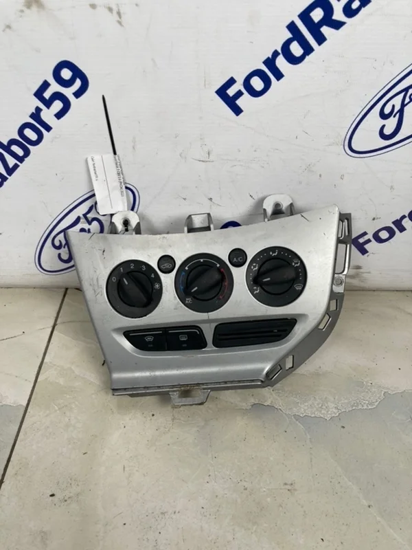Блок управления печкой Ford Focus 3 2011 1896669 CB8 1.6 (PNDA)