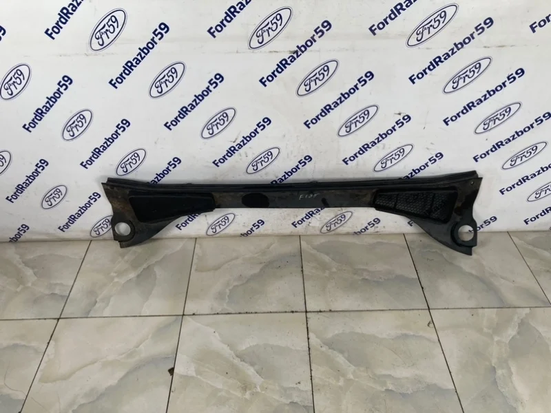 Жабо - решетка стеклоочистителей Ford Focus 3 2011 1837803 CB8 1.6 (PNDA)