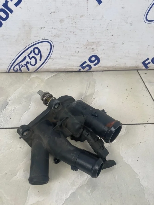 Корпус термостата Ford Focus 2 2006 1473090 CB4 1.6 (HXDA)
