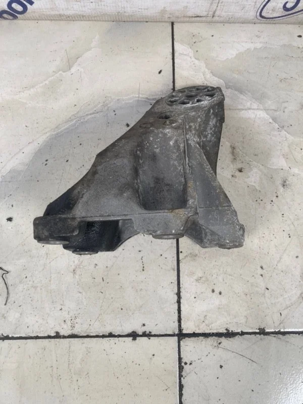 Кронштейн опоры двигателя Volkswagen Touareg 2007 7L6199308 GP (7L7) 3.0 TDI (BKS)