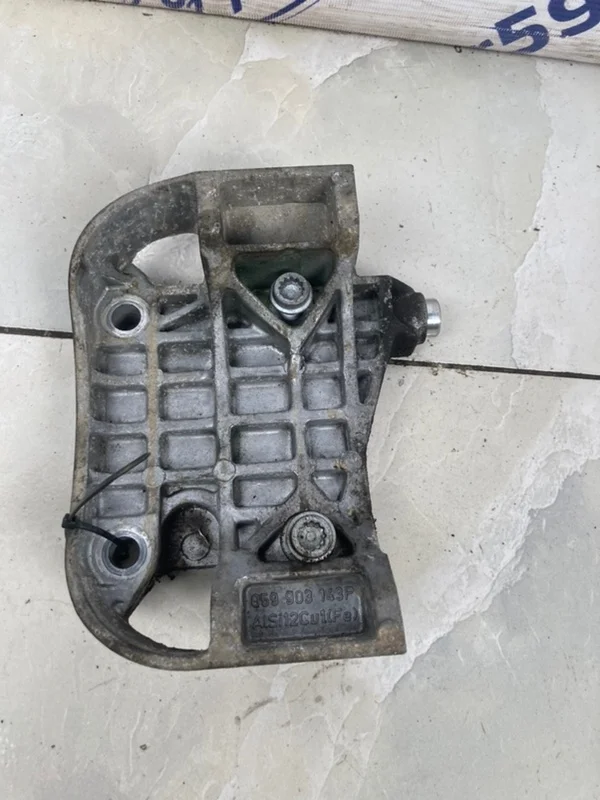 Кронштейн генератора Volkswagen Touareg 2007 059903143AC GP (7L7) 3.0 TDI (BKS)
