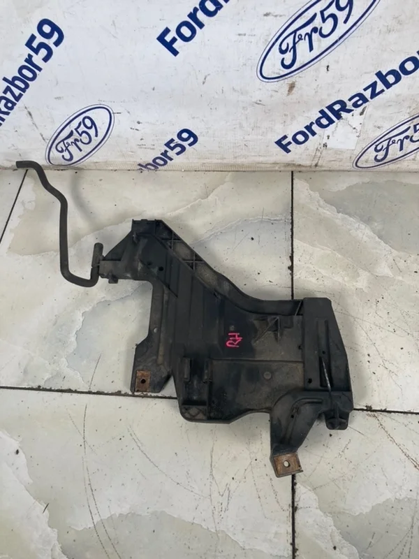 Кронштейн фары нижний Audi A4 2010 1301073034 B8, правый