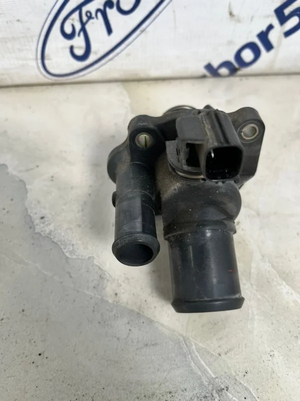 Корпус термостата Ford Mondeo 3 2001 1358178 B4Y 1.8 (CHBA)