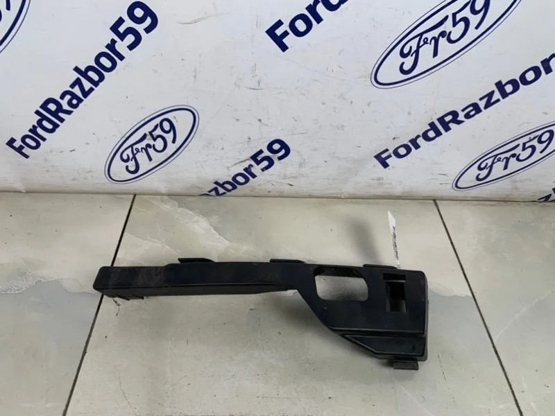 Кронштейн фары Ford Focus 2 2007 1335699 CB4, передний левый