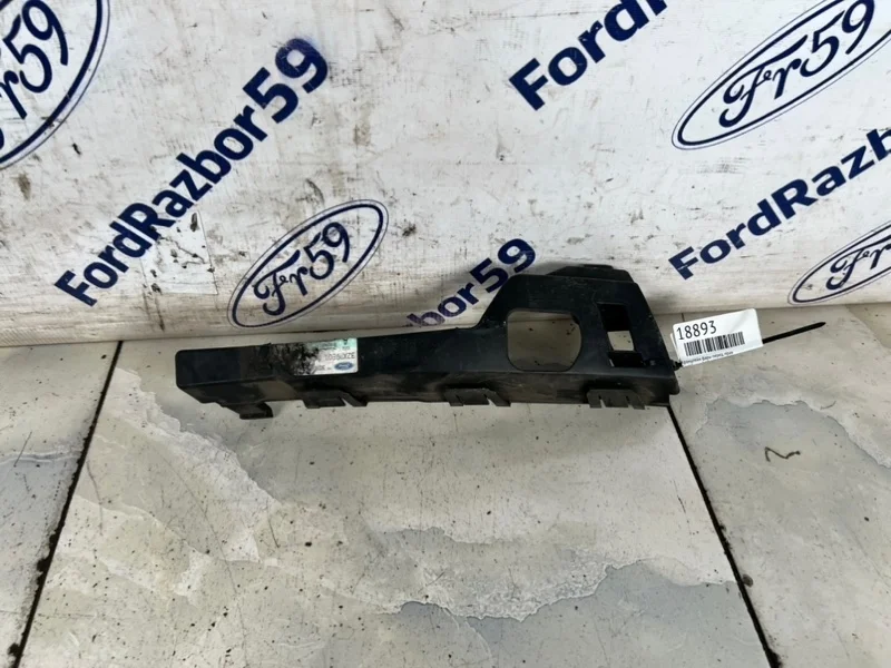Кронштейн фары Ford Focus 2 2007 1335698 CB4, передний правый