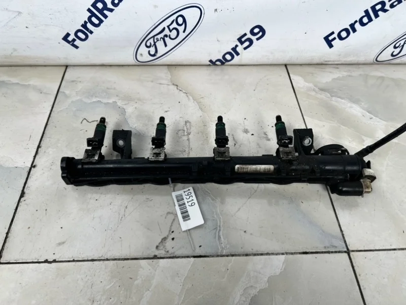 Рампа топливная Ford Focus 2 2006 1698074 CB4 1.6 (HXDA)